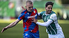 Plzeský Karel Spáil (vlevo) se petlauje s Aleem ermákem z Bohemians.