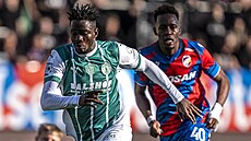 Benson Sakala z Bohemians vede mí ped plzeským Sampsonem Dwehem.