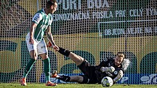 Branká Michal Reichl z Bohemians zasahuje ped svým spoluhráem Matjem Hybem.