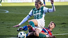 Plzeský Amar Memi se ve skluzu snaí zastavit prnik Vlasije Sinjavského z...