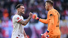 Branká� Peter Gulacsi and David Raum slaví výhru Lipska.