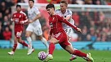 Livepoolský obránce Milos Kerkez p�echází s mí�em p�es Matthijse de Ligta z...