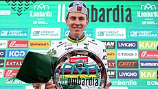 Tadej Pogaar s trofejí pro vítze závodu Kolem Lombardie
