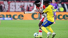 Slávistický záloník David Moses se snaí udret mí v souboji s Jossem Didibou...