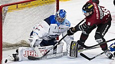 Spar�anský úto�ník Martins Dzierkals p�ekonává branká�e Jana Kavana z Brna.