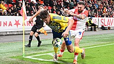 Zlínský obránce Jakub Kolá padá po souboji s Vasilem Kuejem ze Slavie.