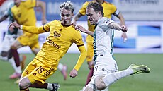 Jablonecký Mat�j Polidar se sna�í odcentrovat p�es �t�pána �ebrleho z Dukly.