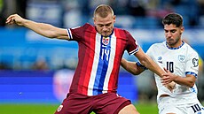 Norský obránce Julian Ryerson (vlevo) se snaí nepustit k míi Manora Solomona...