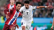 Norský útoník Oscar Bobb prochází s míem okolo Roye Reviva z Izraele.