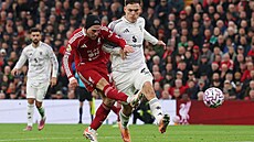 Liverpoolský zálo�ník Alexis Mac Allister st�ílí v utkání proti Manchesteru...