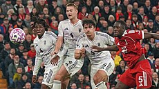 Obránce Harry Maguire z Manchesteru United st�ílí gól v utkání proti Liverpoolu.