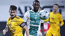 Jablonecký Lamin Jawo a Jaroslav Svozil z Dukly sledují mí.