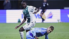 Jablonecký Lamin Jawo se sna�í p�ekonat branká�e Rihardse Matrevicse z Dukly.