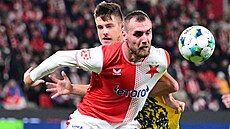 Slávistický útoník Tomá Chorý si kryje mí ped Jakubem Koláem ze Zlína.