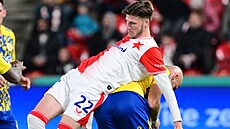 Slávista Luká Vorlický se snaí udret mí v utkání proti Zlínu.