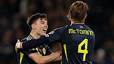 Skotský záloník Scott McTominay slaví vstelený gól.