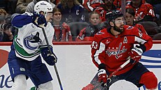 Vancouverský úto�ník Filip Chytil (vlevo) a Tom Wilson z Washingtonu