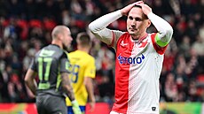 Slávistický kapitán Jan Boil se drí za hlavu bhem utkání proti Zlínu.