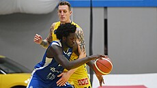 Jonathan Andre z Olomoucka se snaí pejít pes Ladislava Pecku z Ústí nad...