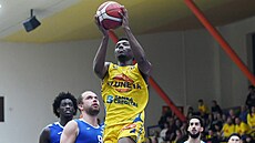 Ústecký Jay Young zakonuje okolo Ondeje iky z Olomoucka.