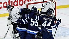 Hokejisté Winnipegu se radují z gólu ped losangeleským brankáem Darcym...