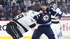 Obránce Luke Schenn z Winnipegu (vpravo) v bitce s Jeffem Malottem z Los Angeles