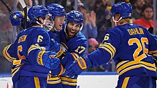 Hokejisté Buffala se radují z gólu Joshe Doana.