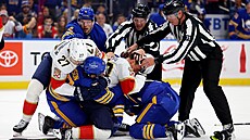 Rozhodí se snaí ukonit arvátku mezi hrái Buffala a Floridy.