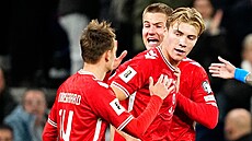 Dánský útoník Rasmus Höjlund slaví se spoluhrái svj gól proti ecku.