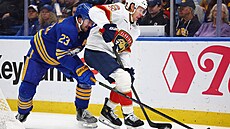 Útoník Carter Verhaeghe z Floridy s pukem na holi ped Mattiasem Samuelssonem...