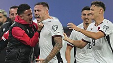 Albántí fotbalisté se radují z gólu proti Srbsku, prosadil se Rey Manaj.