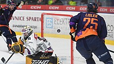 Litomický Oskar Lisler pekonává Oskariho Parviainena v brán Chomutova.