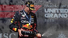 Max Verstappen na pódiu slaví vítzství ve Velké cen USA.