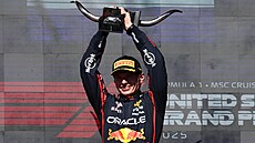 Max Verstappen na pódiu slaví vítzství ve Velké cen USA.