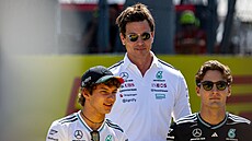 Nejdleitjí postavy Mercedesu. Uprosted éf stáje Toto Wolff, pod ním zleva...