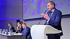 Prezident svazu Alois Hadamczik promlouvá na tiskové konferenci, poslouchá ho i...