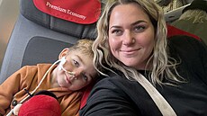 Malý Kubík s matkou v letadle, které ho p�epraví na lé�bu do amerického Bostonu.