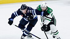 Kanadský útoník Jonathan Toews (19) z Winnipegu se definitivn vrátil do NHL....
