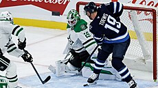 Kanadský útoník Jonathan Toews (19) z Winnipegu v nebezpené pozici ped...