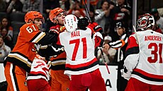 arvátka v utkání mezi Carolinou (v bílém) a Anaheimem, do které se zapojil...