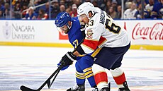 Floridský útoník Brad Marchand (63) v souboji o puk s forvardem Jasonem...