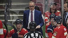 Kou� Floridy Paul Maurice diskutuje s rozhod�ím Michaelem Markovicem (31).