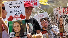 Transparent s fotkou Inbar Haimanové. (2. srpna 2025)