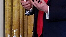 Bhem slavnostní veee ukázal americký prezident Donald Trump maketu...