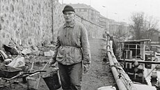 Jan Plovajko jako dlník po nuceném odchodu z armády.