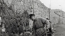 Jan Plovajko jako d�lník po nuceném odchodu z armády.