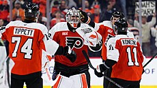 Branká Dan Vlada slaví se spoluhrái z Philadelphia Flyers vítzství nad...