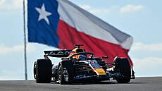 Max Verstappen pi kvalifikaci na sprint na pozadí texaské vlajky.