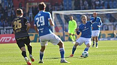 David Planka z Baníku u míe pi utkání s Hradcem.