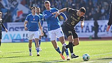 Ondej Krifalui z Baníku bojuje o mí s Jakubem Kuerou z Hradce.